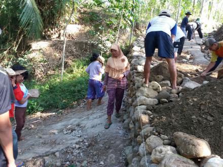 Minggu Sehat: Warga Dusun Nanggungan Kompak Kerja Bakti Bersama Mahasiswa KKN IAIN Tulungagung